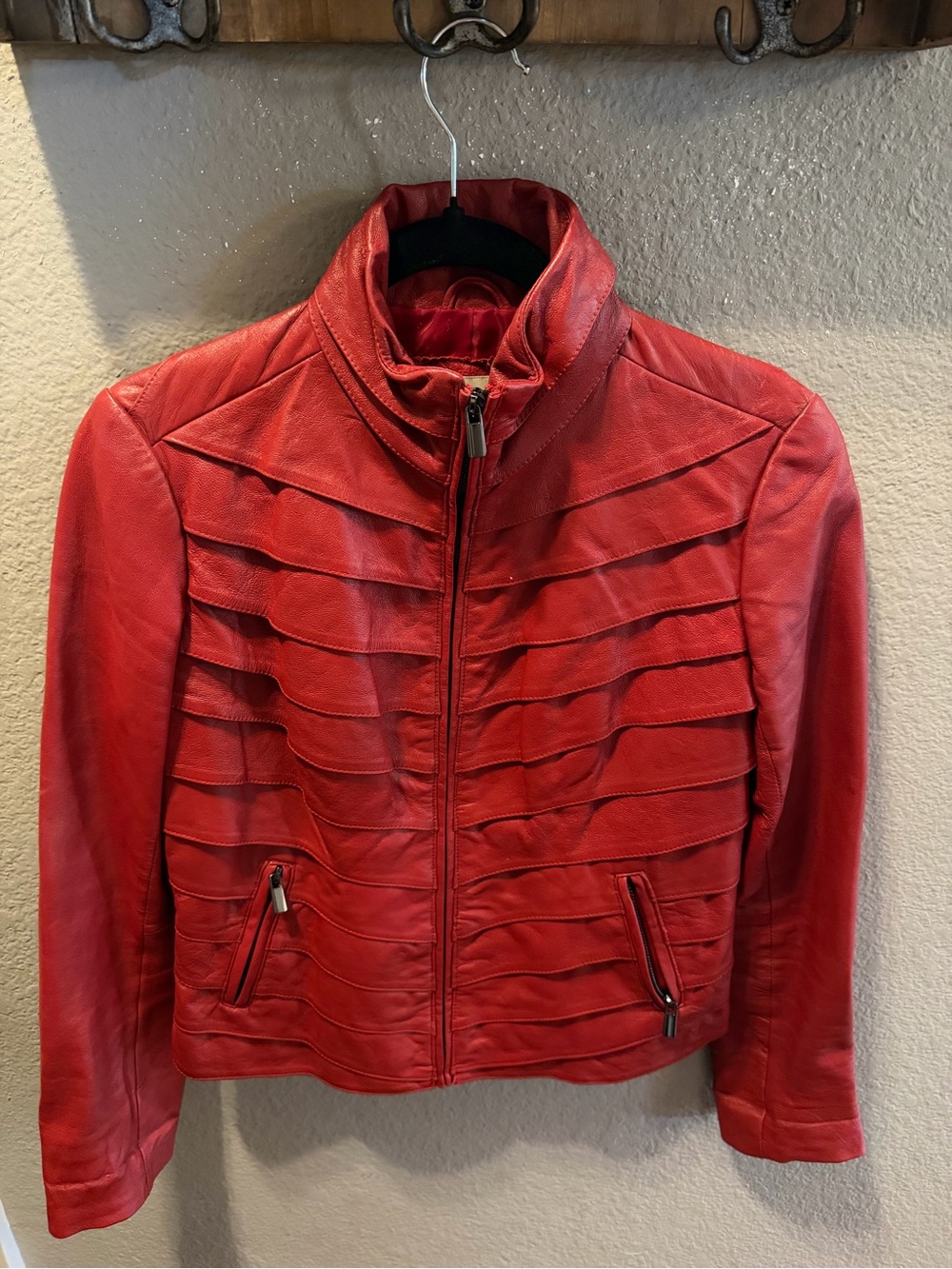 Neiman Marcus women’s red genuine leather jacket Y2K cropped fitted panel small